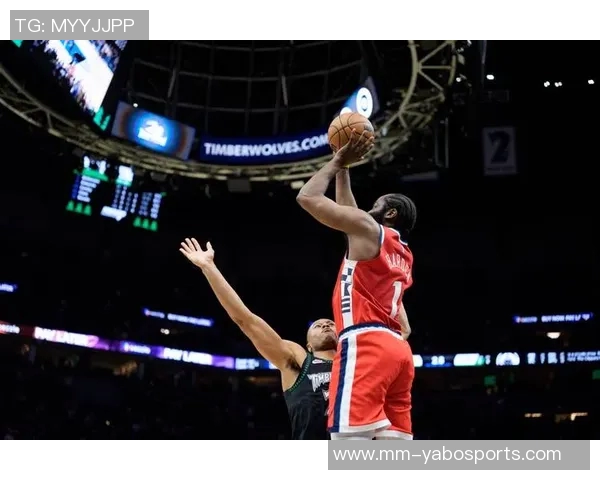 哈登半场表现亮眼三投两中助攻9次助力球队进攻展现全能风采